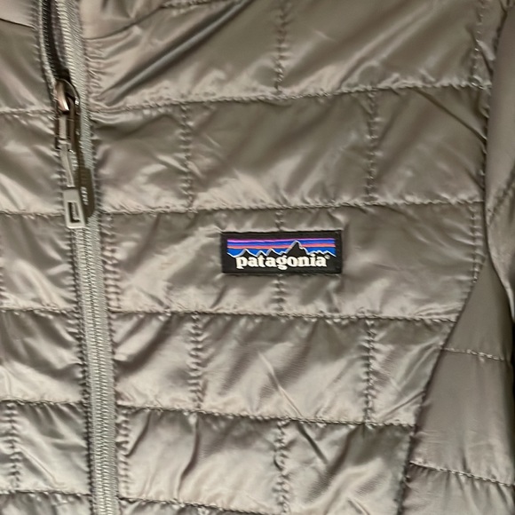 Excellent condition Patagonia nano puff parka in feature gray in small S - Picture 3 of 4